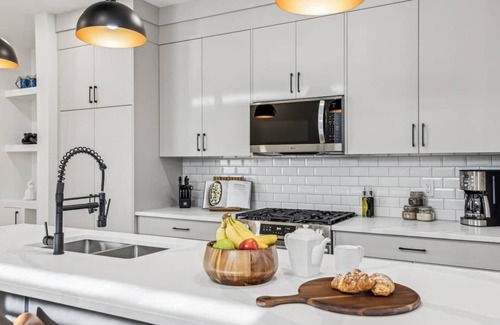 Southwest Calgary Casa | Ultimate Group Stay, 3 King Beds, 2 Suites