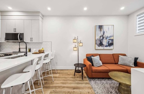 Southwest Calgary Casa | Ultimate Group Stay, 3 King Beds, 2 Suites
