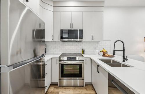 Southwest Calgary Casa | Ultimate Group Stay, 3 King Beds, 2 Suites