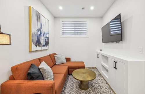 Southwest Calgary Casa | Ultimate Group Stay, 3 King Beds, 2 Suites