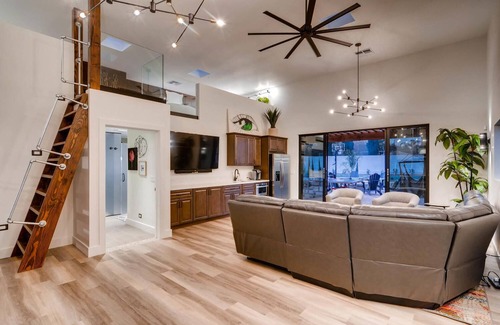 Sundown Manor Casa | SWSSCompound 1ofAKind Million dollar Resort Compound en 1 acre StayWithStyle