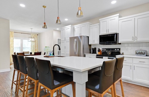 I-435 West KC-KS Casa | -Ultimate KC BNB-21 Guests-30 night min-Heated POOL-GoldenTee-Poker-KS Speedway-