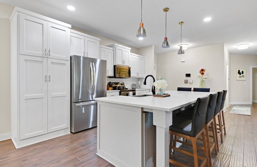 I-435 West KC-KS Casa | -Ultimate KC BNB-21 Guests-30 night min-Heated POOL-GoldenTee-Poker-KS Speedway-