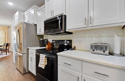 I-435 West KC-KS Casa | -Ultimate KC BNB-21 Guests-30 night min-Heated POOL-GoldenTee-Poker-KS Speedway-