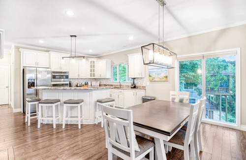 Sunrise Beach Casa | Ultimate Lake Dream! 5 bdrms & Sleeps 19 Guests!