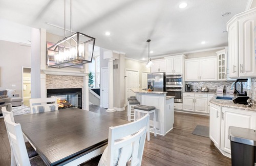Sunrise Beach Casa | Ultimate Lake Dream! 5 bdrms & Sleeps 19 Guests!