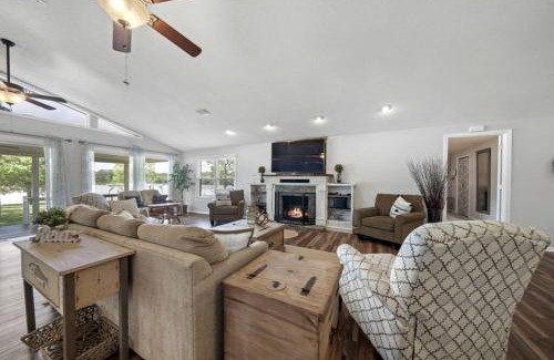 Milledgeville Casa | Ultimate Lakefront Cabin with Outdoor Pool in Georgia