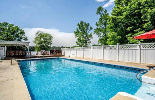 Milledgeville Casa | Ultimate Lakefront Cabin with Outdoor Pool in Georgia
