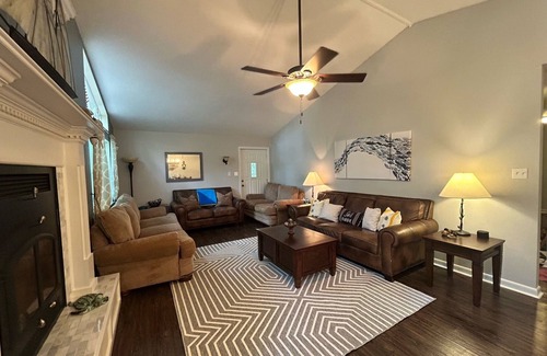 Quitman Cabaña | Ultimate lakeside retreat at the charming Kings Place Cottage!