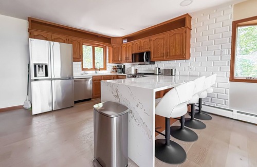 East Stroudsburg Casa | Ultimate Mountain View Retreat w/ Private Pool, Hot Tub, Sauna, Cold Plunge