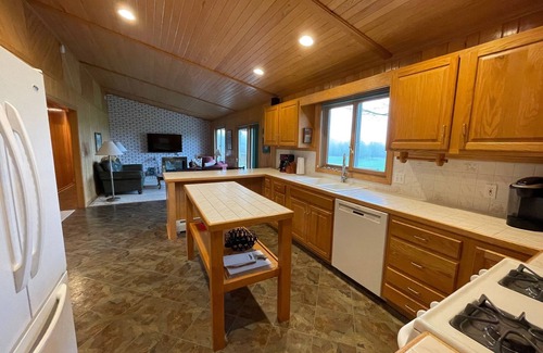 Honor Casa | Ultimate privacy beside Sleeping Bear Dunes National Park, 3 miles to Empire