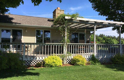 Honor Casa | Ultimate privacy beside Sleeping Bear Dunes National Park, 3 miles to Empire