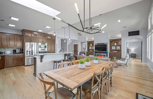 Southern Crossing Casa | ¡NUEVO! Pase las vacaciones de verano con su familia en el río Deschutes en Old Mill. Habitación con literas. Capacidad para 10 personas.