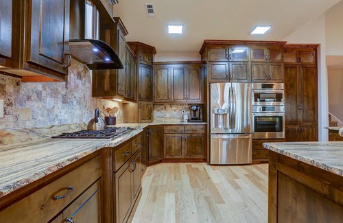 Southern Crossing Casa | ¡NUEVO! Pase las vacaciones de verano con su familia en el río Deschutes en Old Mill. Habitación con literas. Capacidad para 10 personas.