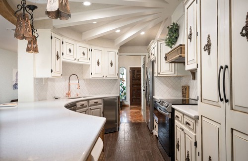 Leon Valley Casa | Ultimate Vacay! Luxury Pool, Pickleball, Basketball & More!