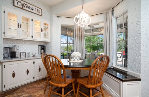 Leon Valley Casa | Ultimate Vacay! Luxury Pool, Pickleball, Basketball & More!
