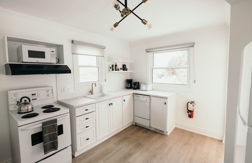 Niagara-on-the-Lake Cabaña | Ultimate Wine Country Getaway - HOTTUB, Games Room, Netflix
