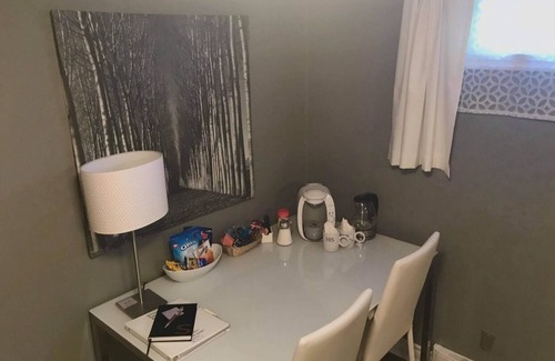 Dorval Apartamento | Ultra-clean basement apartment near Montreal airport!