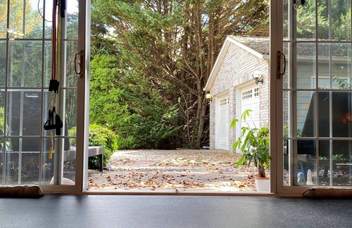Fletcher Casa | Ultra-Convenient Private Oasis HOT TUB FIRE PIT Yoga~Gym 5 Bdrm~4 Bath