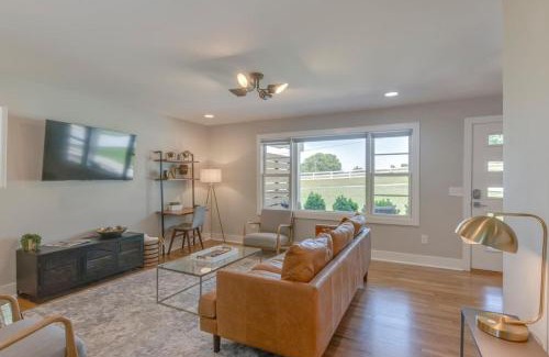 Franklin Casa | Ultra Country Retreat Historic Franklin Bungalow