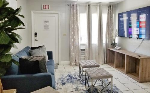 Hollywood Apartamento | Ultra Glam Apartment 6 Miles From Hard Rock Stadium and Casino