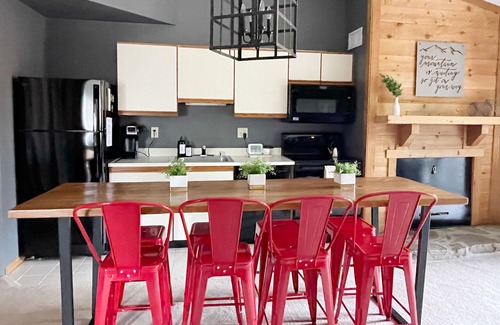 Seven Springs Condominio | Ultra-hip / family friendly- SKI IN / SKI OUT- Reserve ahora para tarifas reducidas de invierno