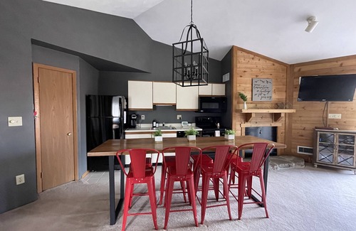 Seven Springs Condominio | Ultra-hip / family friendly- SKI IN / SKI OUT- Reserve ahora para tarifas reducidas de invierno