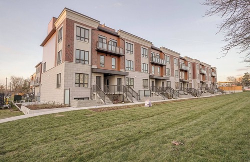 Rathwood Condominio | Ultra luxurious 3 BR 2 Bath 1 Parking Toronto Airport And Sq1