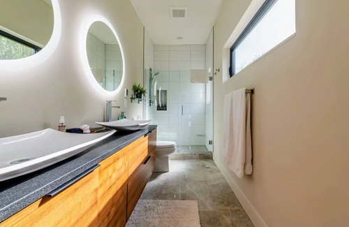 McMinnville Casa | Ultra Luxurious Green Acres of Hidden Hills!