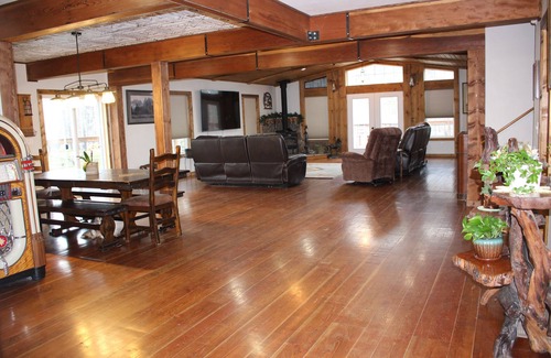 Grantsdale Casa | Ultra Luxury Mountain Retreat w/hot tub and huge game room with a bar & smart tv