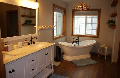 Grantsdale Casa | Ultra Luxury Mountain Retreat w/hot tub and huge game room with a bar & smart tv