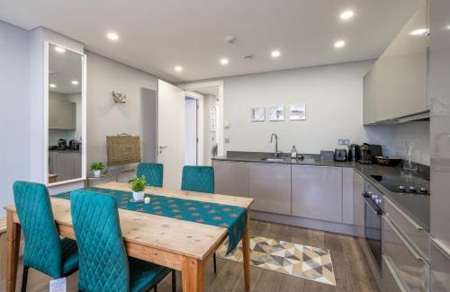 Golborne Apartamento | Ultra Luxury Riverside Condo Central London Notting Hill with LIFT & Juliet balcony