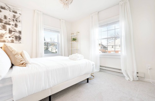 White Plains Casa | Ultra-Modern Luxe Sleek & Stunning Stay