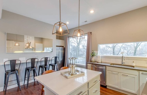 Chestnut Hill Casa | ALMOHADILLA ULTRA MODERNA ✦ MINS TO D'TOWN ✦ COMFY BEDS