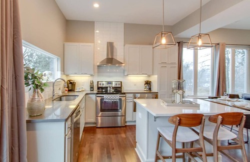 Chestnut Hill Casa | ALMOHADILLA ULTRA MODERNA ✦ MINS TO D'TOWN ✦ COMFY BEDS