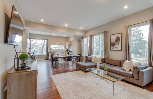 Chestnut Hill Casa | ALMOHADILLA ULTRA MODERNA ✦ MINS TO D'TOWN ✦ COMFY BEDS