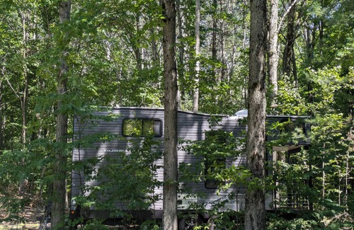 Bellaire Cabina | Ultra Modern Tiny Home with AC Full Kitchen and Laundry near Torch Lake