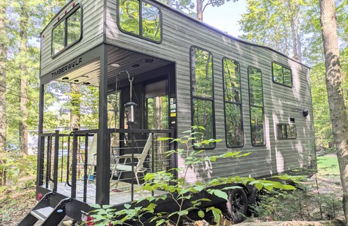 Bellaire Cabina | Ultra Modern Tiny Home with AC Full Kitchen and Laundry near Torch Lake