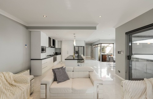 Beaconsfield Casa | ULTRA STYLISH FREMANTLE AREA WALK TO THE BEACH