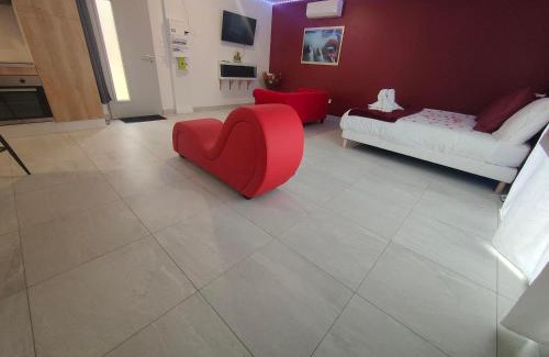 Meusnes Casa | Un amour passionnel,love room,15 min du zoo,balnéo XL privatisée et disponible toute l'année ,piscine couverte et chauffée d'avril à fin septembre à partager avec d'autres logements et elle est privatisée de 20h à 22h