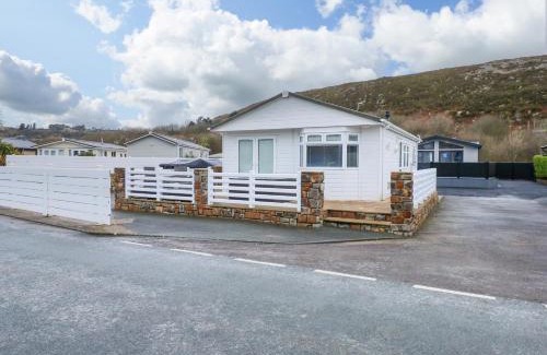 Mynytho Casa | Un Diwrnod One Day The Warren T22