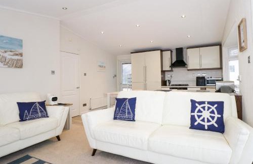 Mynytho Casa | Un Diwrnod One Day The Warren T22