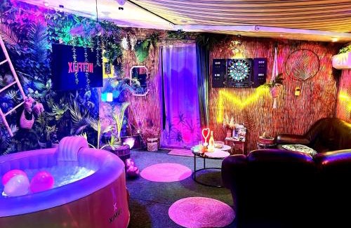 Saint-Clement-des-Levees Casa | Un Mirage Tropical - Bulles , Spa & Détente en Bord de Loire