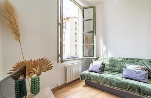 Nimes City Centre Apartamento | Un pied à terre avec terrasse à la Cathédrale - Une Nuit à Nîmes