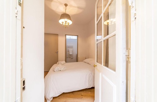 Nimes City Centre Apartamento | Un pied à terre avec terrasse à la Cathédrale - Une Nuit à Nîmes
