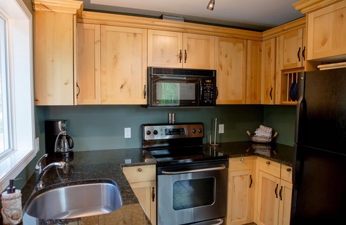 East Kootenay Cabaña | Escape Away, 2 BBQ, Dog Stays Free! Lake Front Cottage Cranbrook BC