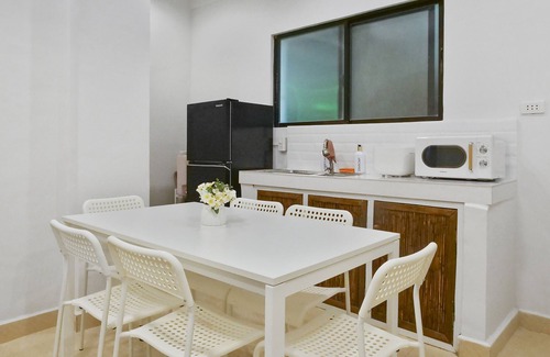 Manoc-Manoc Apartamento | Unbeatable Location! ~20secs walk to White Beach - with Kitchen, Dining & Living