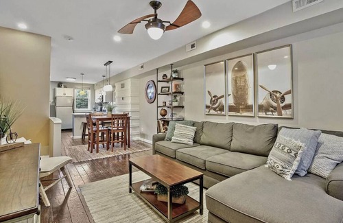 South Baltimore Casa | Unbeatable Location Walk Score 90 Modern House in Baltimore