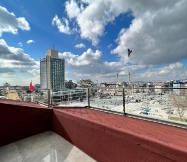 Gumussuyu Mahallesi Apartamento | Unbeatable View, Cozy Penthouse with Terrace in Taksim Square