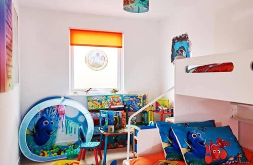 Newquay Casa | Unbelievable 10 bedroom pool property a stone's throw from Fistral Beach